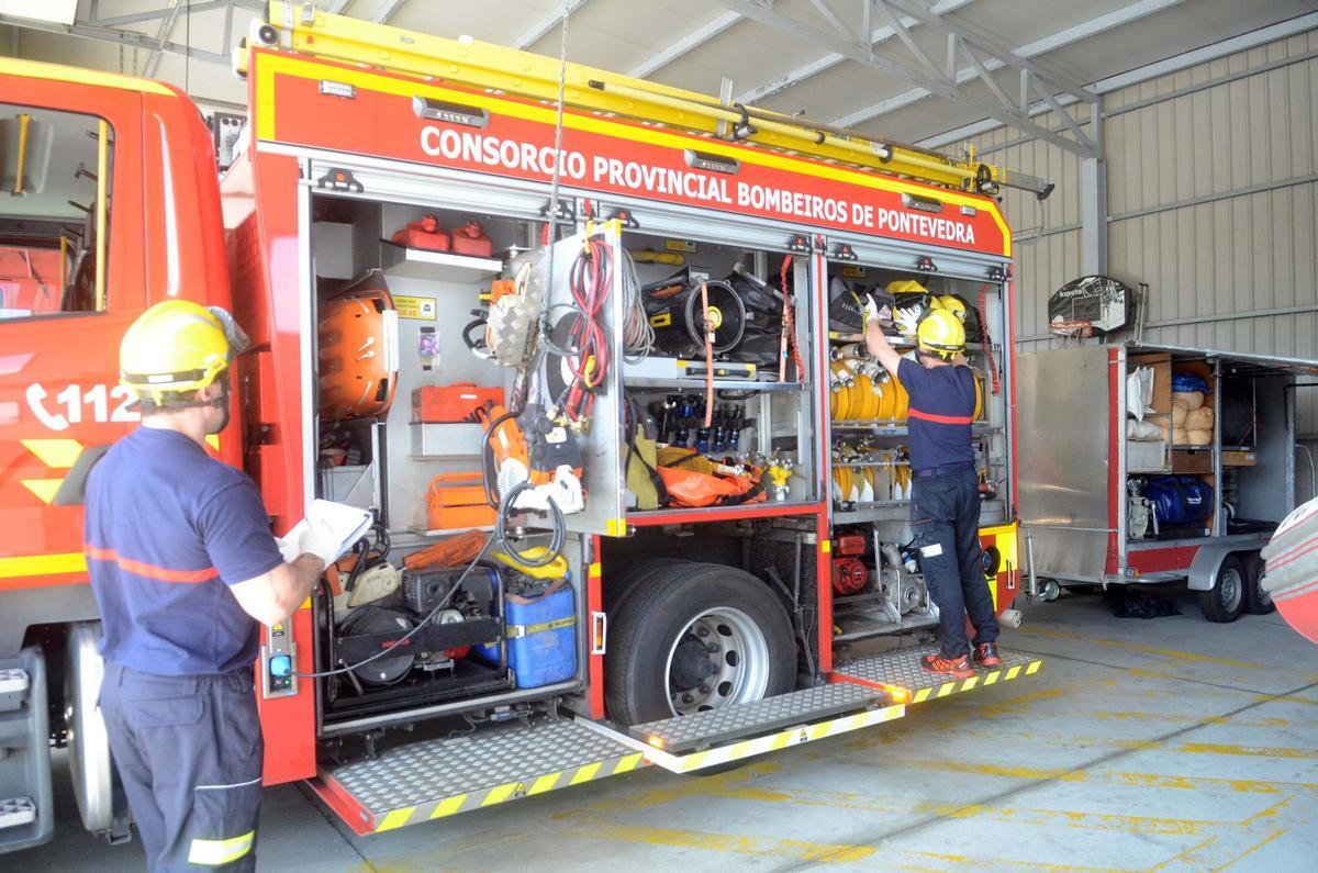 Los bomberos de Vilagarcía en su sede.
