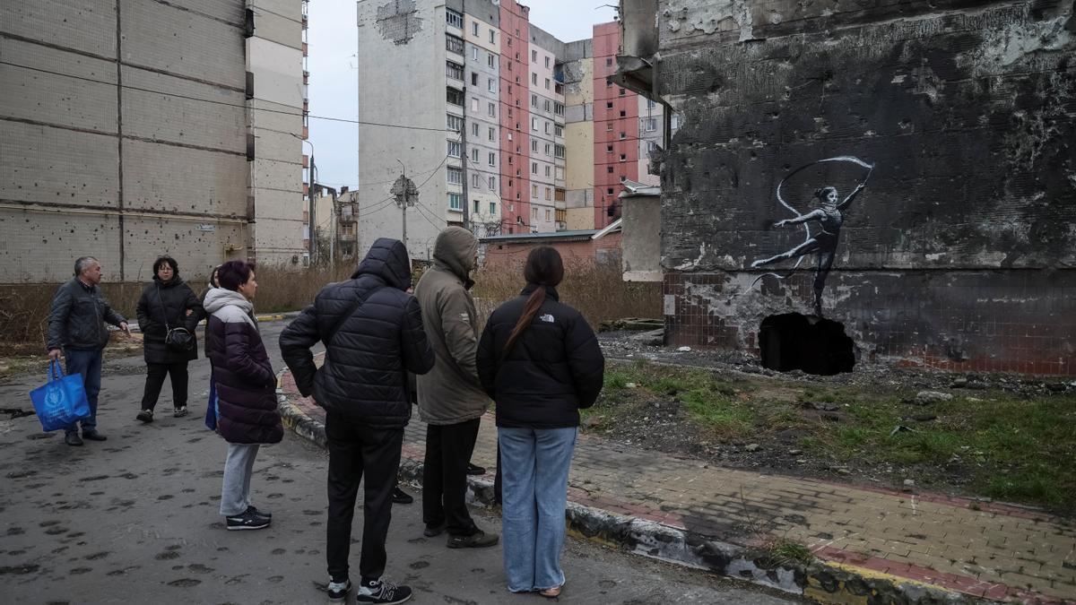 Banksy ilustra con sus grafitis edificios en ruinas de Ucrania