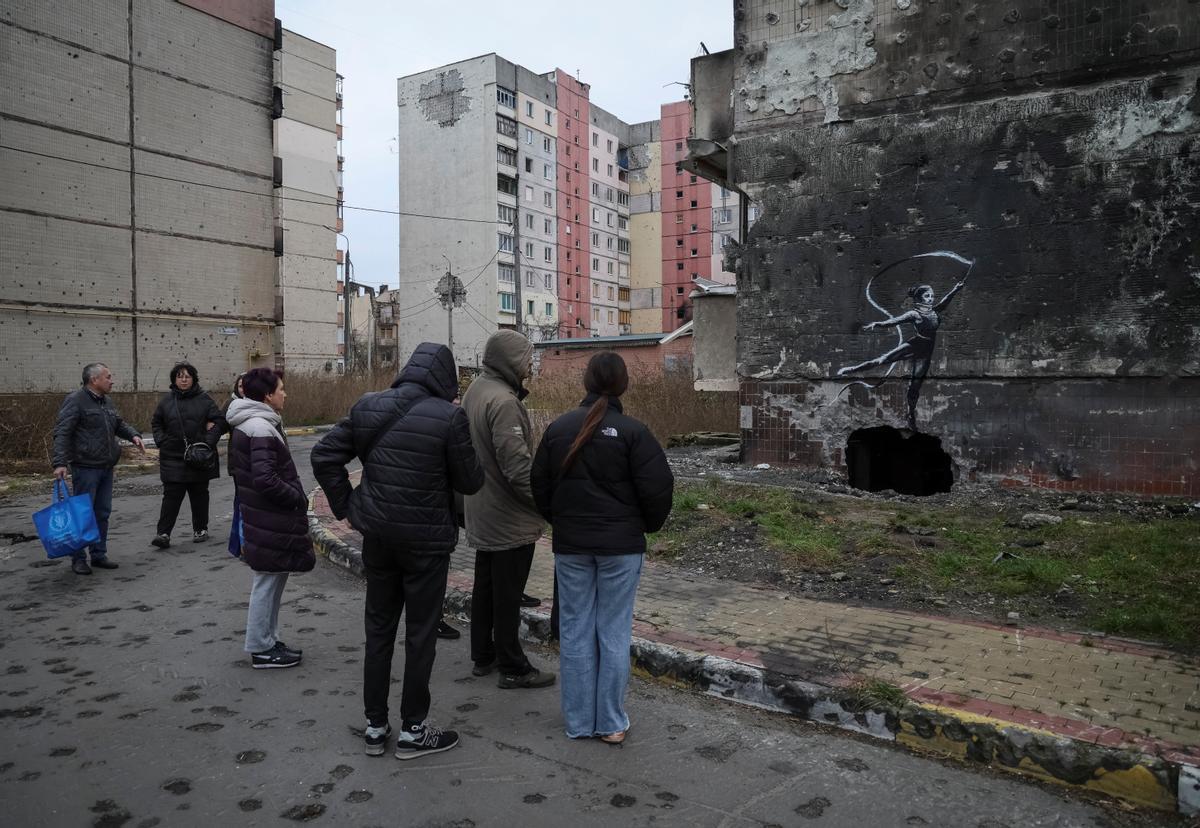 Banksy ilustra con sus grafitis edificios en ruinas de Ucrania, en el extrarradio de Kiev.