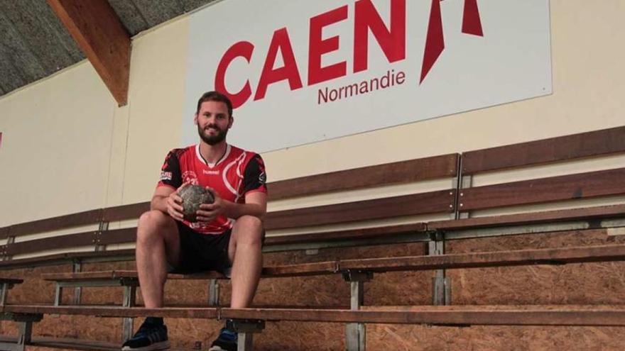 Adrián Rosales con la camiseta de su nuevo equipo, el Caen. // Web del Caen