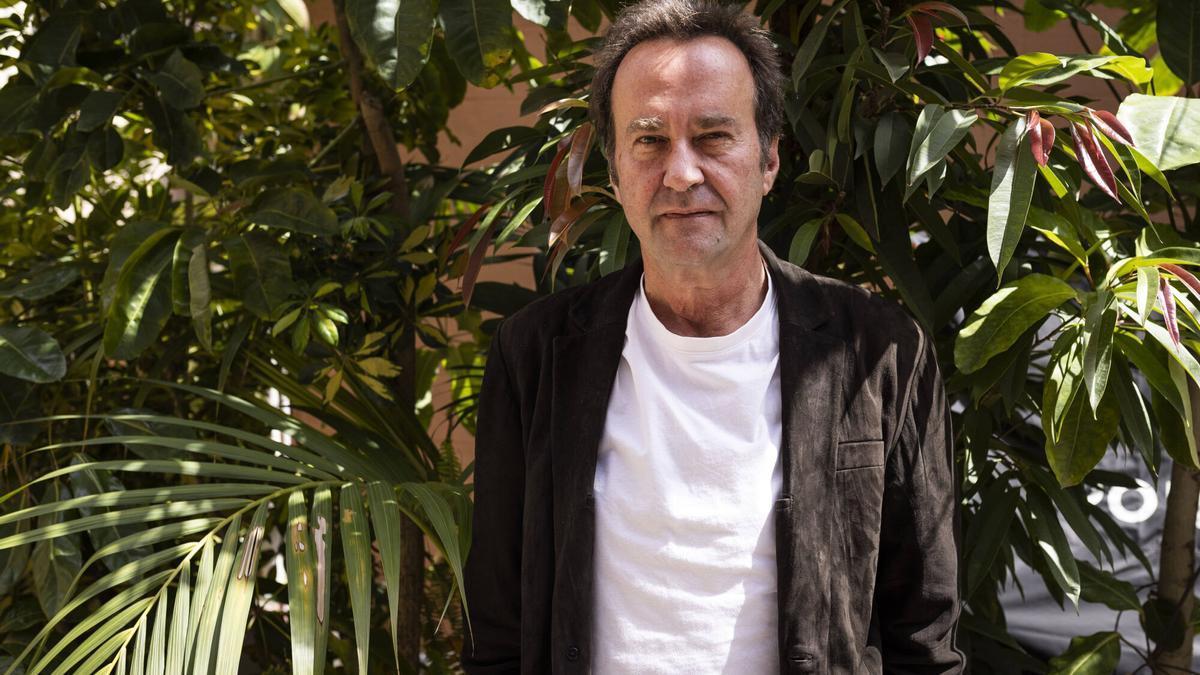 El escritor Marcos Giralt Torrente, que publica 'Los ilusionistas', en la sede de editorial Anagrama.