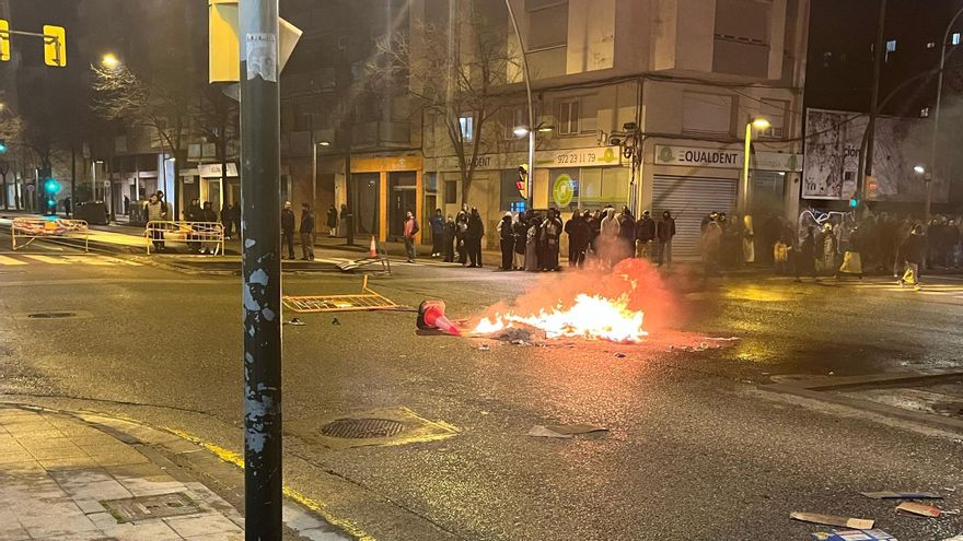 Vídeo | Aldarulls durant una concentració contra un desallotjament a Salt