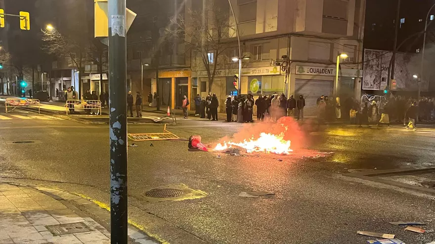 Vídeo | Aldarulls durant una concentració contra un desallotjament a Salt