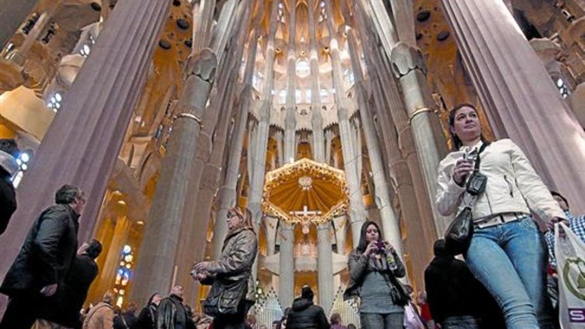 Unos visitantes recorren la nave central de la Sagrada Família el 8 de enero, el primero de los cuatro días de puertas abiertas que organizó el templo.