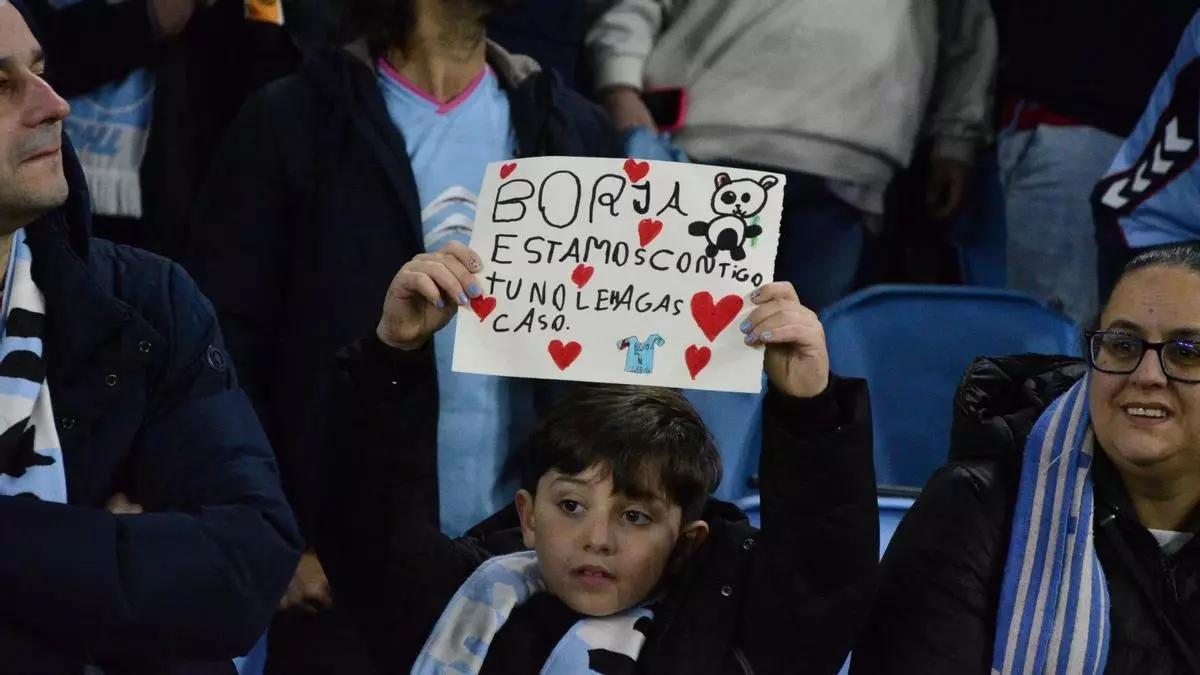 Cartel en apoyo del compostelano Borja Iglesias en Balaídos