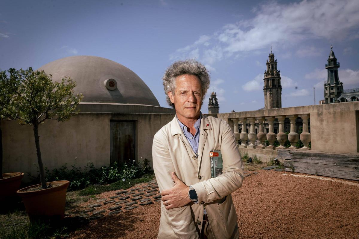 Daniel Venteo, el pasado jueves, en el edificio del restaurante 7 Portes, ante la cúpula que Picasso pintó en 1896 'Azotea de las cases d'en Xifré' desde el inmueble contiguo, donde vivía con su familia.