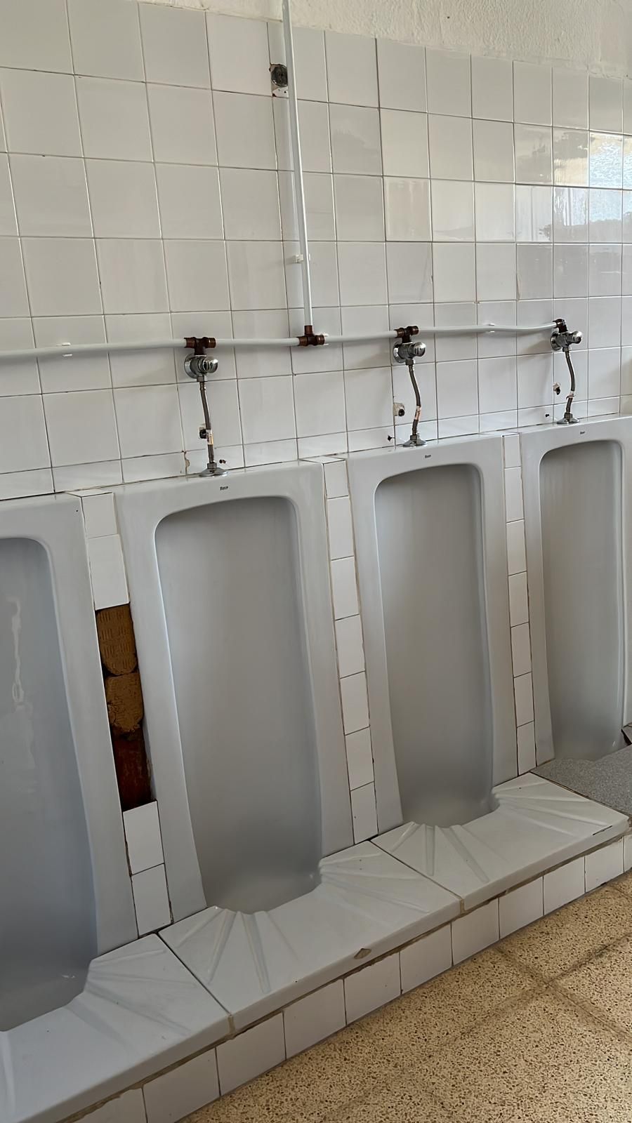 Los baños del CEIP Eleonor Bosch siguen siendo los mismos que cuando se inauguró