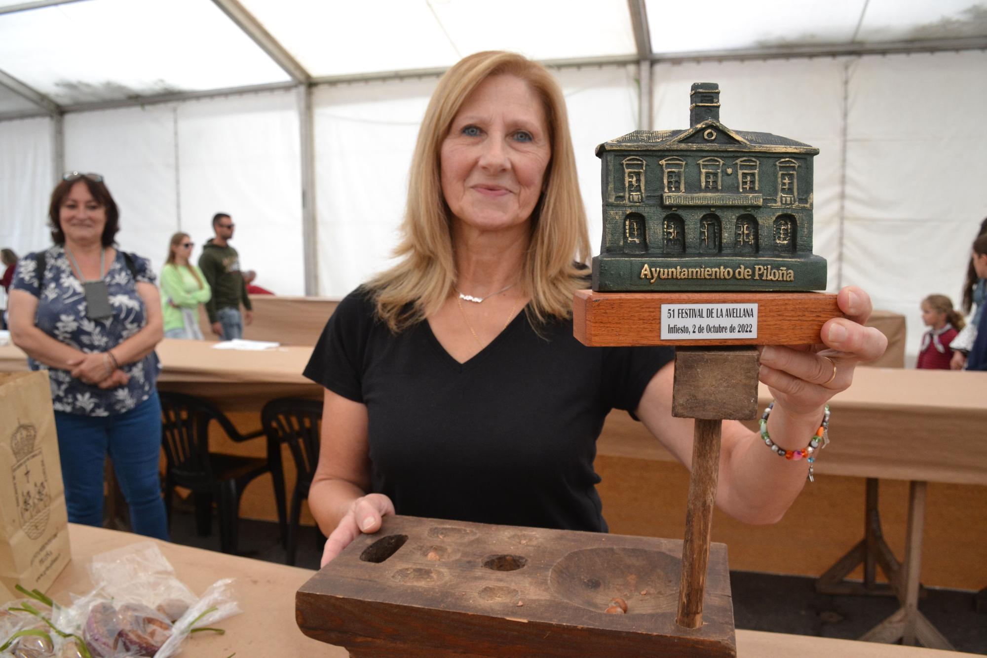 Candi  Priede, de Vega de Pervis, en Amieva, primer premio a la mejor avellana del 51 Festival, ayer en Infiesto, con su galardón.