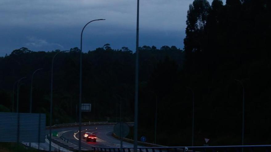 La carretera con nuevas luces led pero a oscuras