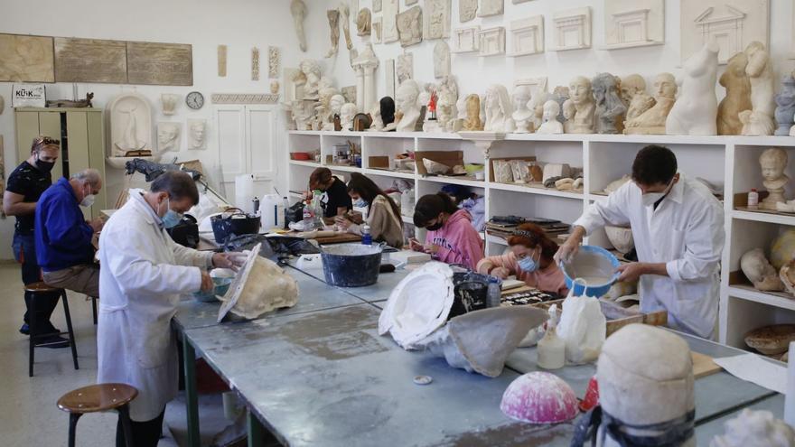Una clase de Escultura de la Escuela de Arte Dionisio Ortiz.