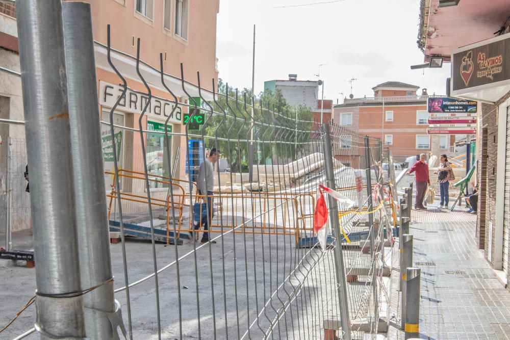 Las obras de restauración del conjunto hidráulico del puente de Carlos III están paralizadas desde hace semanas. El Ayuntamiento amplió el plazo de terminaci pero parece que ahora va a rescindir el co