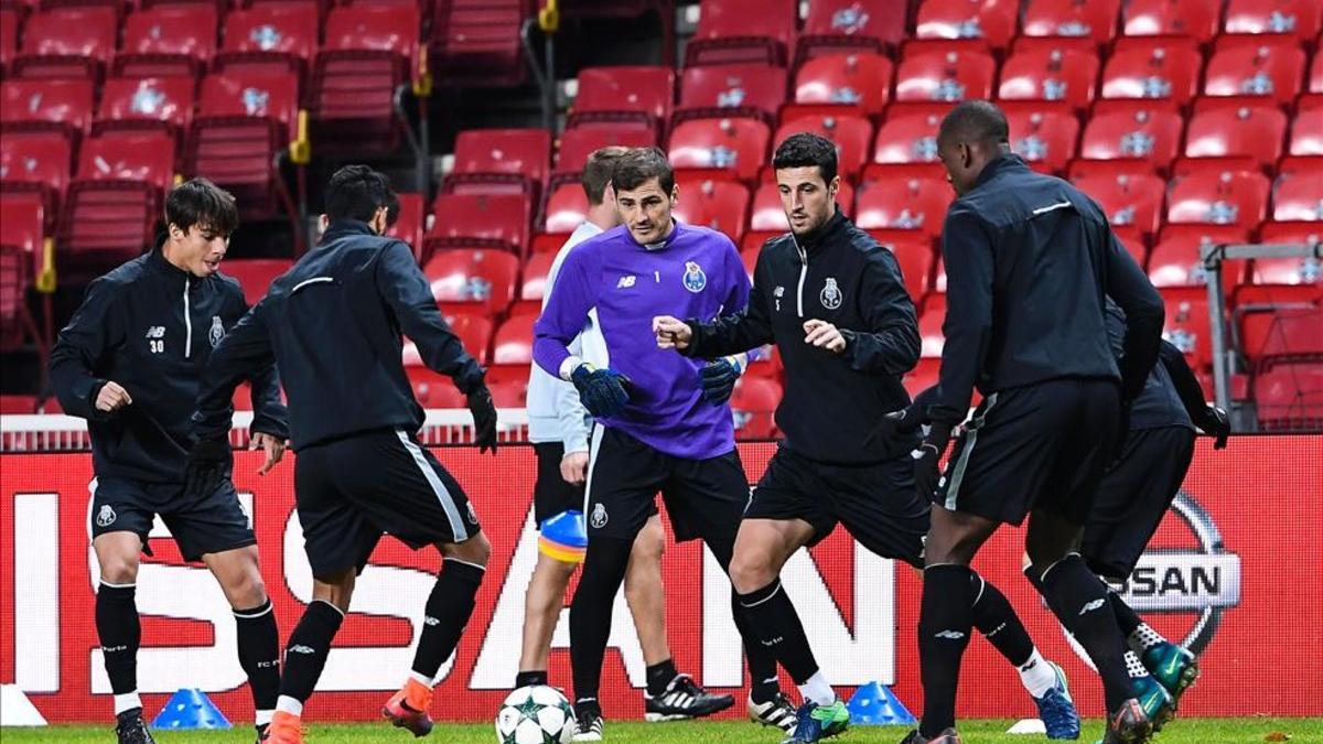 Casillas y sus compañeros del Porto, en el entrenamiento del lunes en el Parken