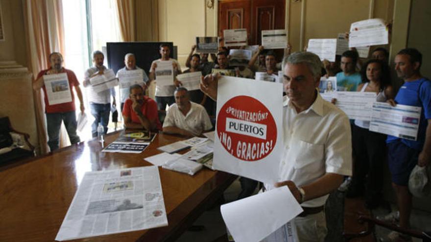 Los trabajadores están encerrados en la Autoridad Portuaria.