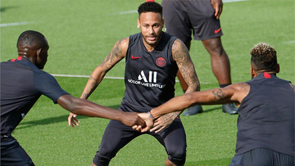 Neymar entrena con el resto del equipo en París