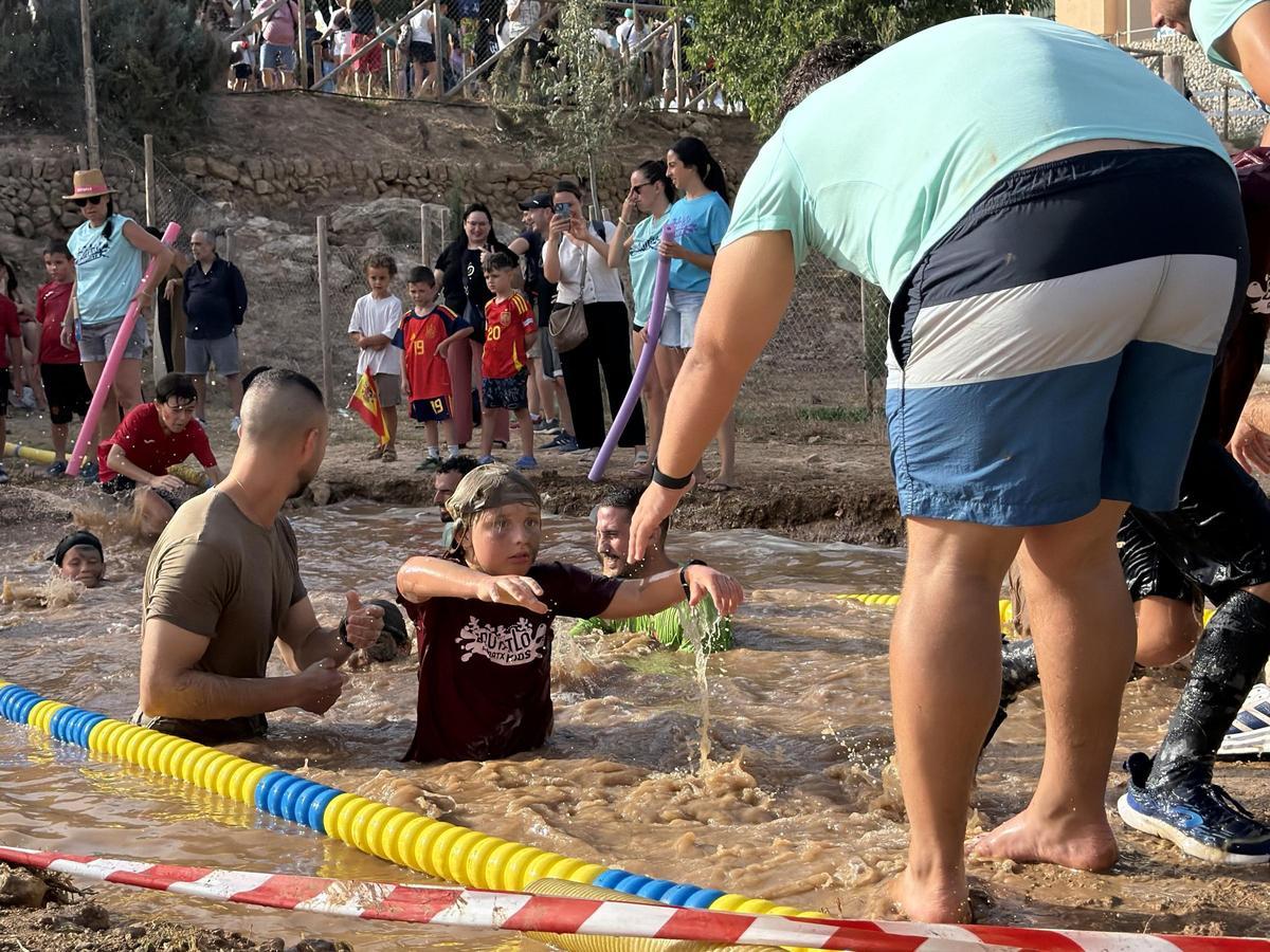 La Brutatló Kids reúne a 240 jóvenes en una tarde de deporte, barro y diversión en Andratx