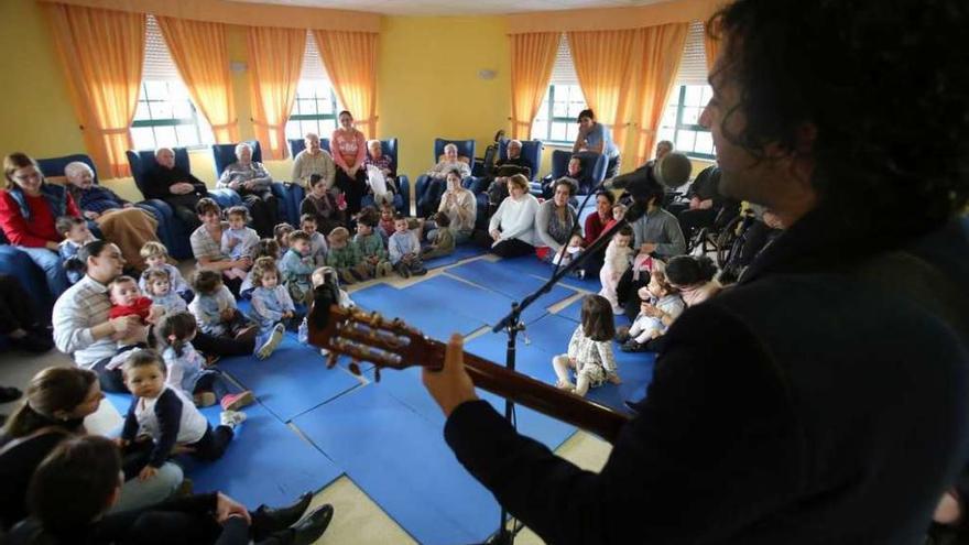 Actuación musical en la guardería de Vila de Cruces el pasado diciembre. // Bernabé/Gutier