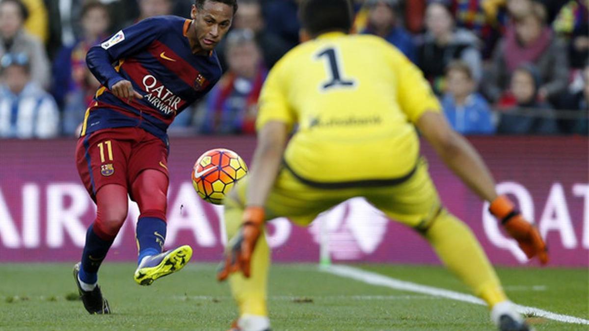 Neymar, ante el portero de la Real Sociedad