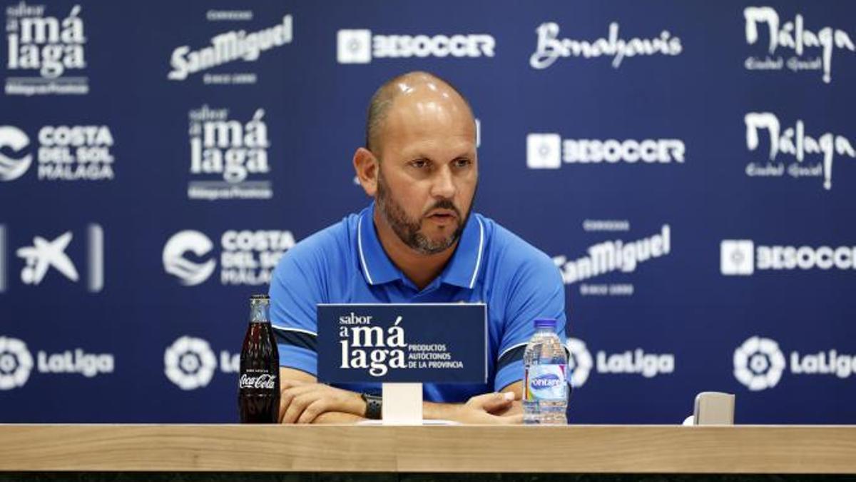 El míster blanquiazul, en la sala de prensa de Martiricos