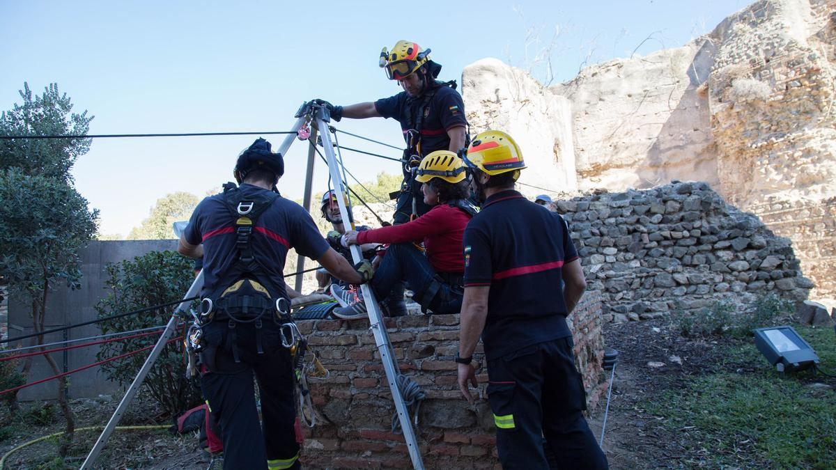 Los bomberos  inspeccionan dos pozos en la Alcazaba y Gibralfaro. Foto: Alejandro Santana Almendro