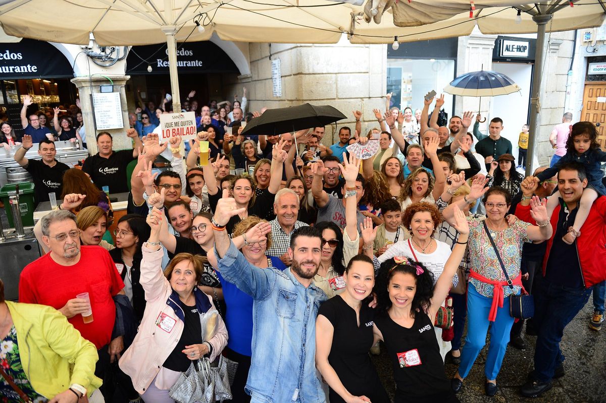 Bajo las carpas, durante la lluvia, en la feria de Plasencia.