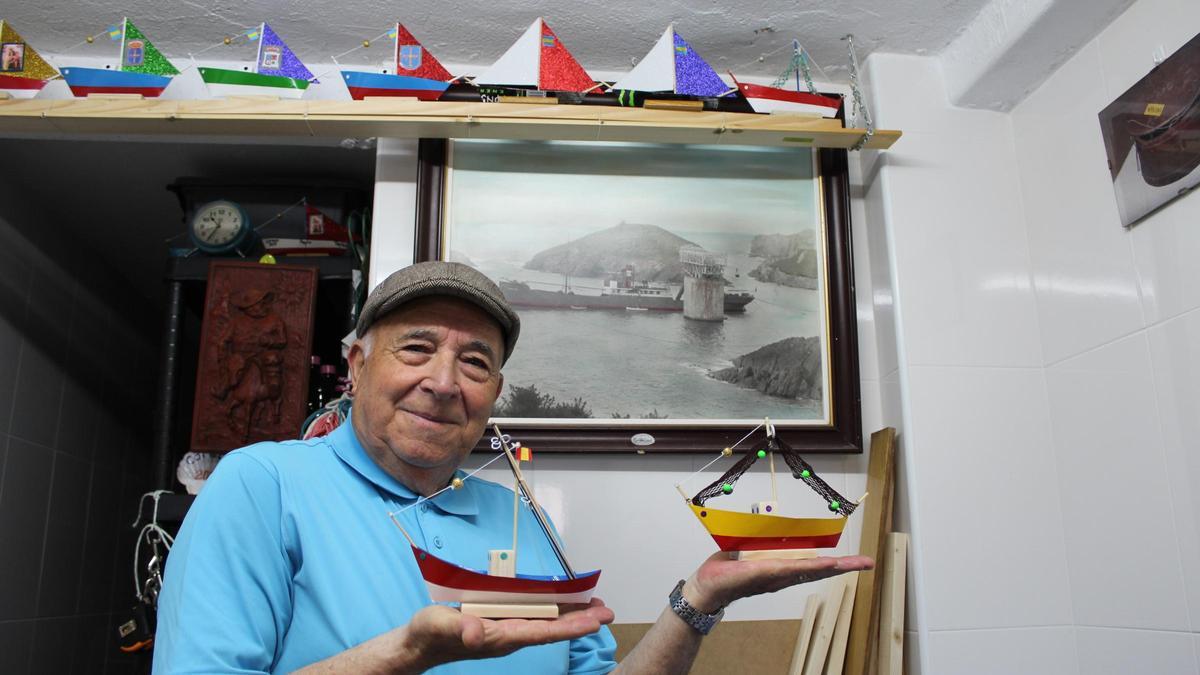 Luis Pérez, en una imagen de 2012, posando con sus barcos.