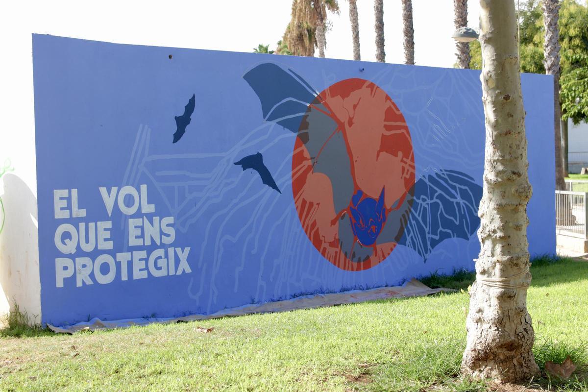 Fotos del mural del murciélago patudo de la artista Lluïsa Penella promovido por la asociación ANEC