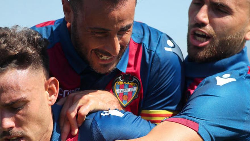 Roger, Pedro y Mayoral, en la celebración de un gol.