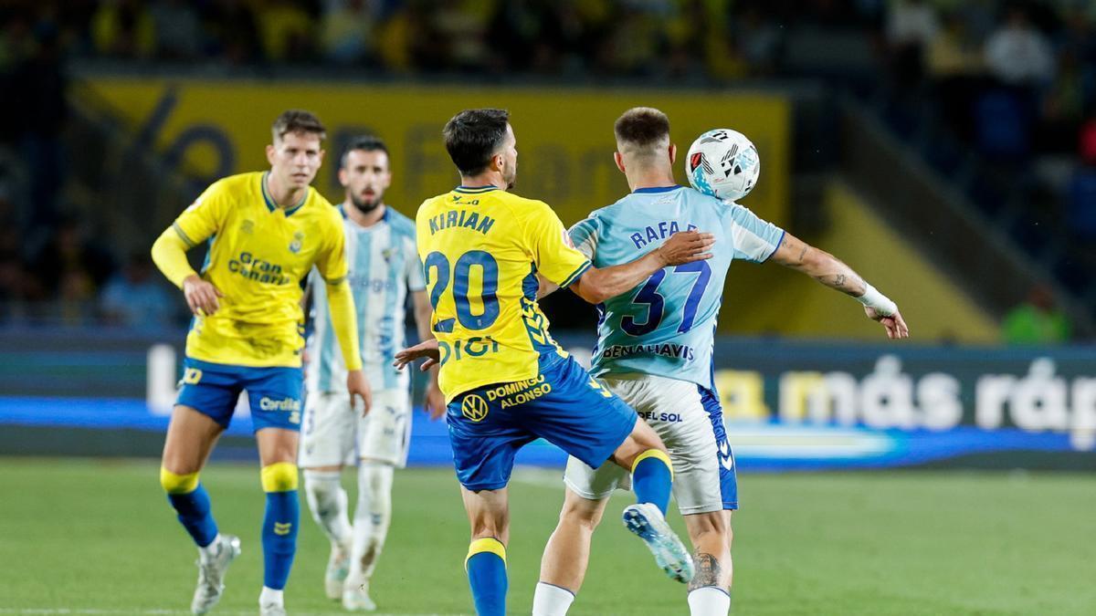 Kirian y Rafa Rodríguez pugnan por un balón en el UD Las Palmas - Málaga CF.