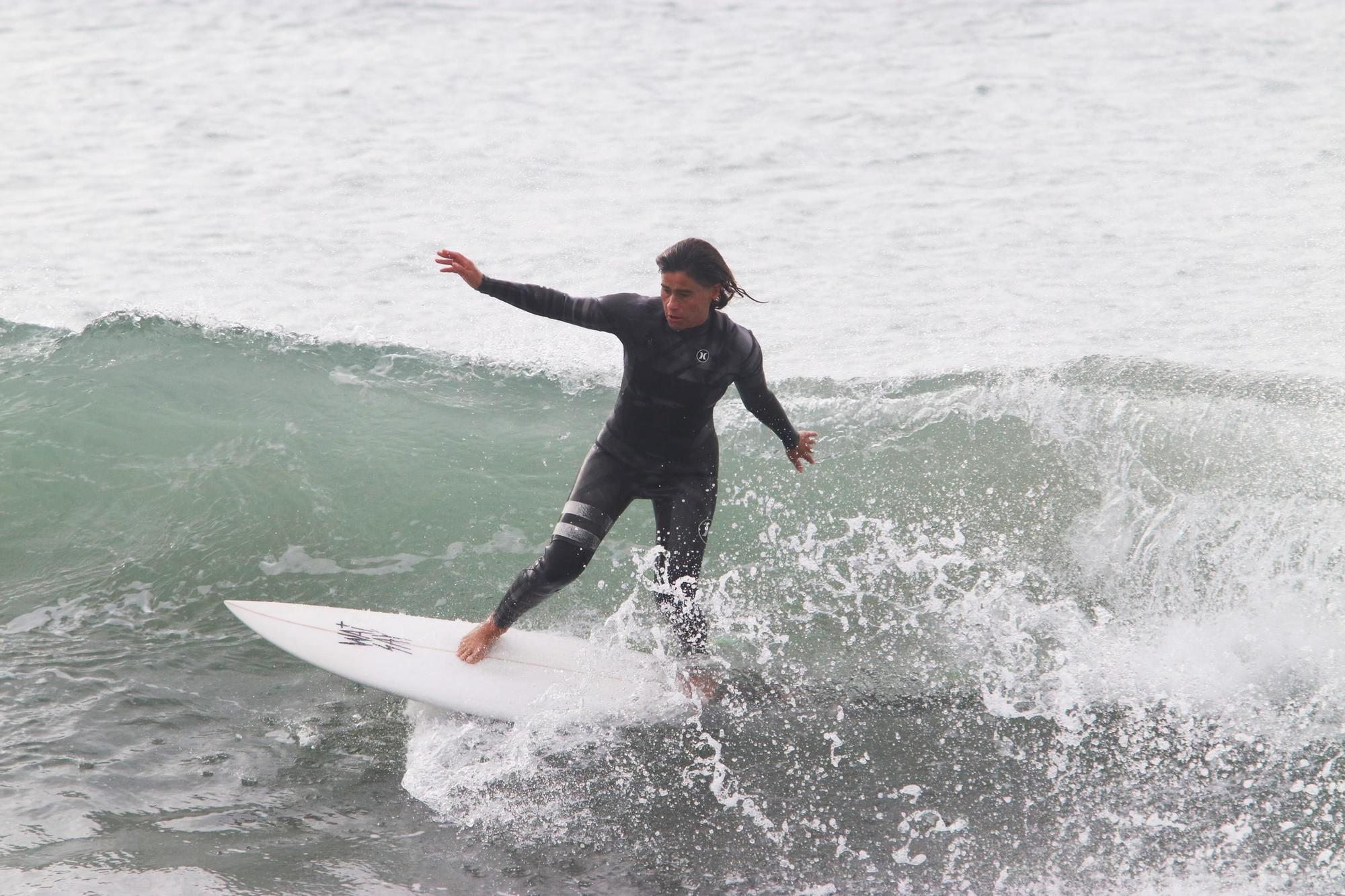 Temporal en la playa El Dedo con surfistas