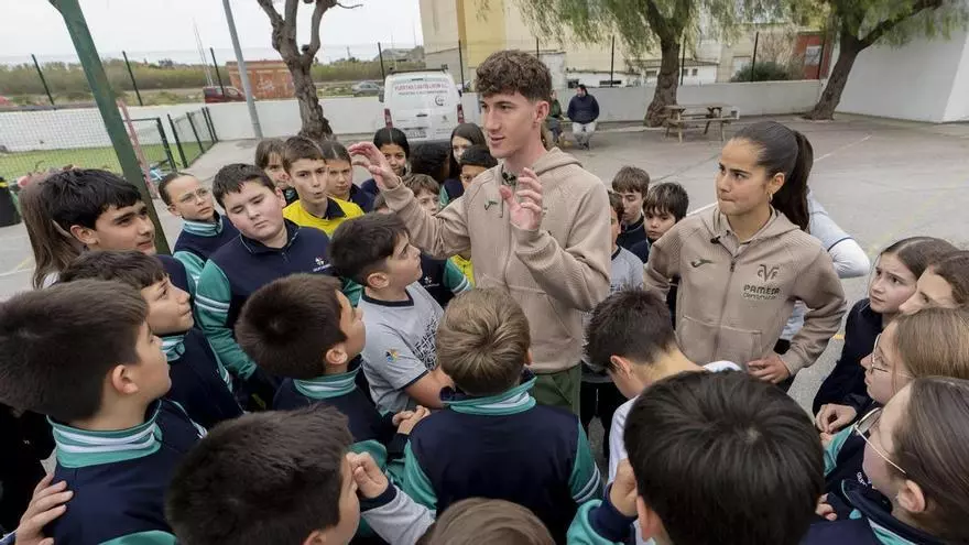 Vídeo: La vuelta al cole en Burriana de los jugadores del Villarreal Pau Navarro y Luna Fígols