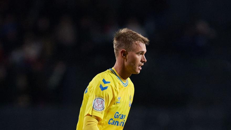 Daley Sinkgraven conduce el balón durante el partido entre el Tudelano y la UD en el Ciudad de Tudela el miércoles pasado.