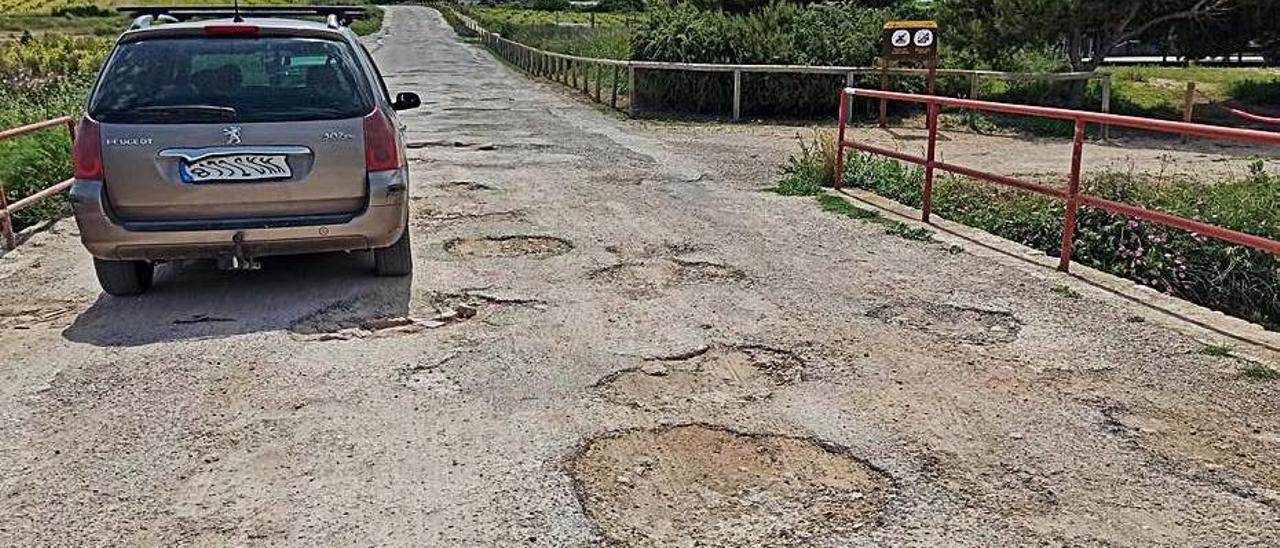 Los baches de la vía pecuaria de la Cañada Real de la Costa. | D. PAMIES