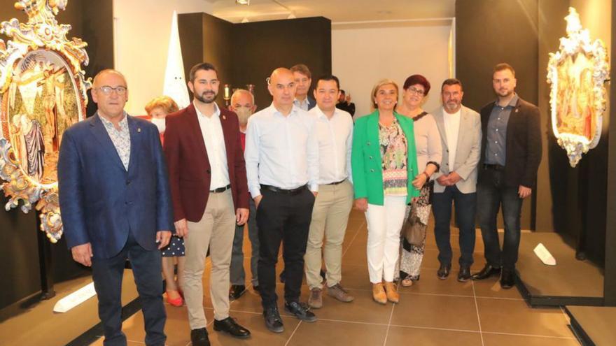 Autoridades municipales, junto a la familia Carnicer, artífice de la exposición. | JAVIER NOMDEDEU