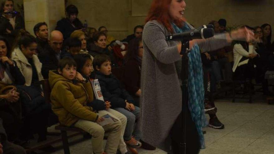 La Escuela Duquesa Pimentel y el coro del IES Los Sauces llevan la Navidad al Carmen