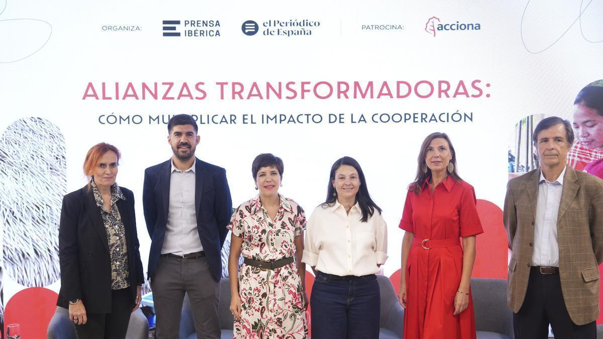 A dalt, d’esquerra a dreta: Atala Martín, directora de Branded Content de Prensa Ibérica; Manuel Pastor, gerent de Gestió del Servei de la Fundació acciona.org; Isabel Miguel Emperador, coordinadora d’incidència a la Coordinadora de Organizaciones para el Desarrollo; Raquel González, coordinadora de MSF Espanya; Clara Díaz Ríos, responsable d’Aliances Estratègiques de Save the Children; Fermín López Unzu, patró de la Fundació Unzu Oroz.