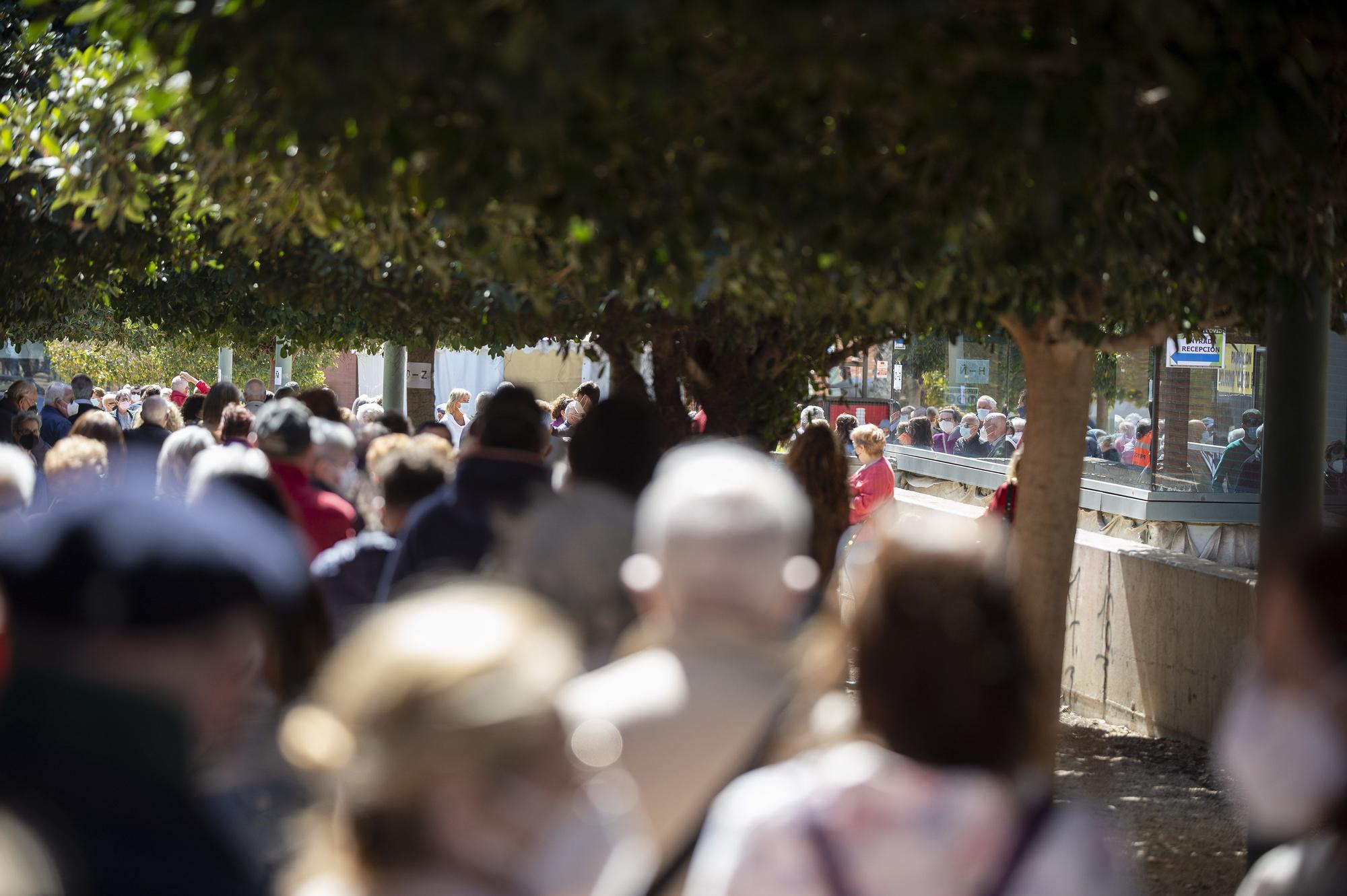 Alegría y esperanza en la cola de vacunación en Cabezo Beaza de Cartagena