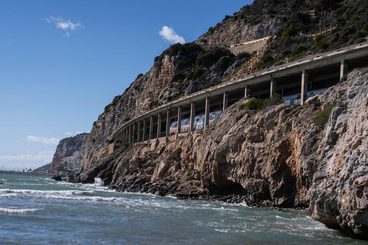 Tramo de la R2 sud de Rodalies a la altura del Garraf donde se están afrontando mejoras en la infraestructura.
