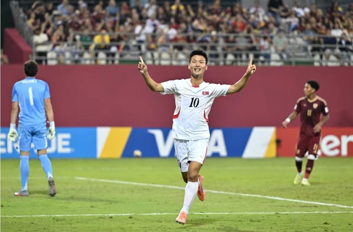 Kim Yu Jin, después de transformar el empate que colocaba el 2-0 en el triunfo de Corea del Norte sobre Venezuela.