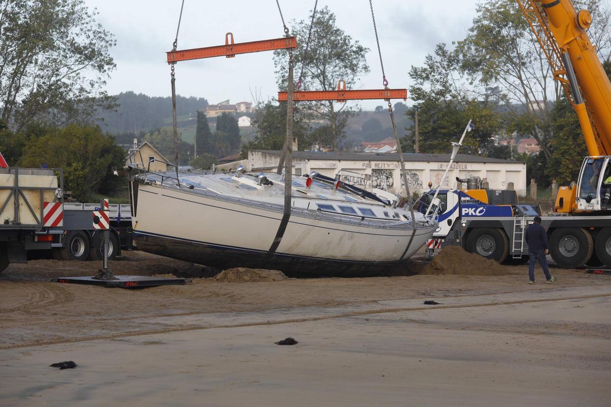 EN IMÁGENES: El espectacular despliegue para sacar el velero varado en Bañugues