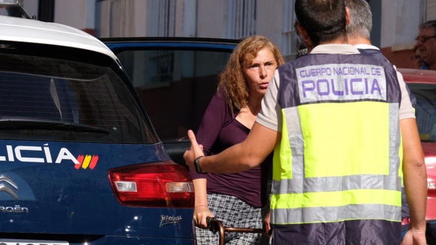 Conchi llega al registro de su casa en Sax