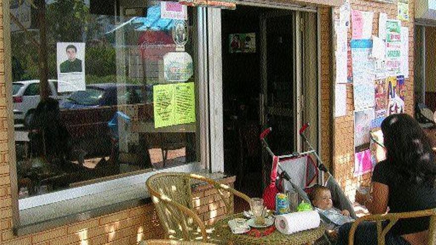 El cartel del bombero desaparecido colocado en la cristalera de un bar de Arbo. / D.P.