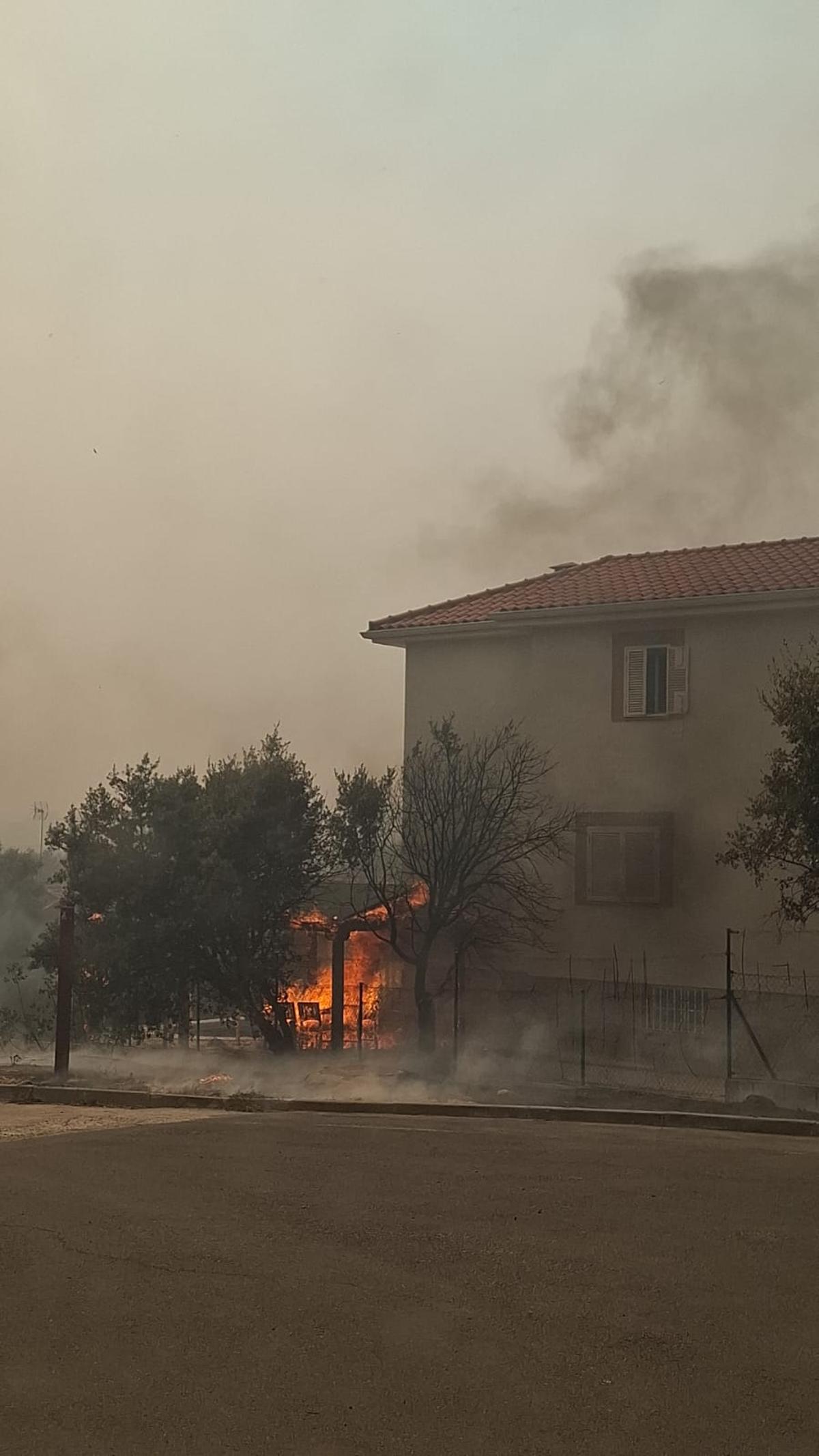 Imagen del incendio en las inmediaciones de la laguna de Chapinería, donde las llamas han calcinado parte del entorno natural.