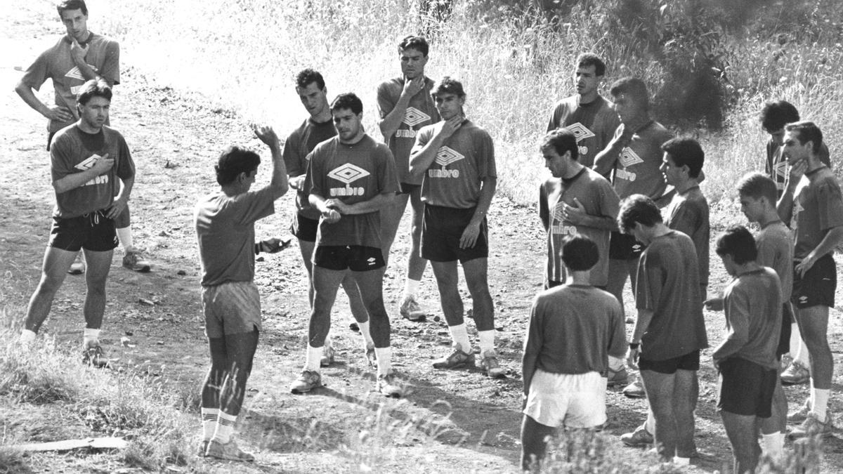 Moreno Chacón, con parte de la plantilla del Córdoba CF en Los Villares, a finales de los 80.