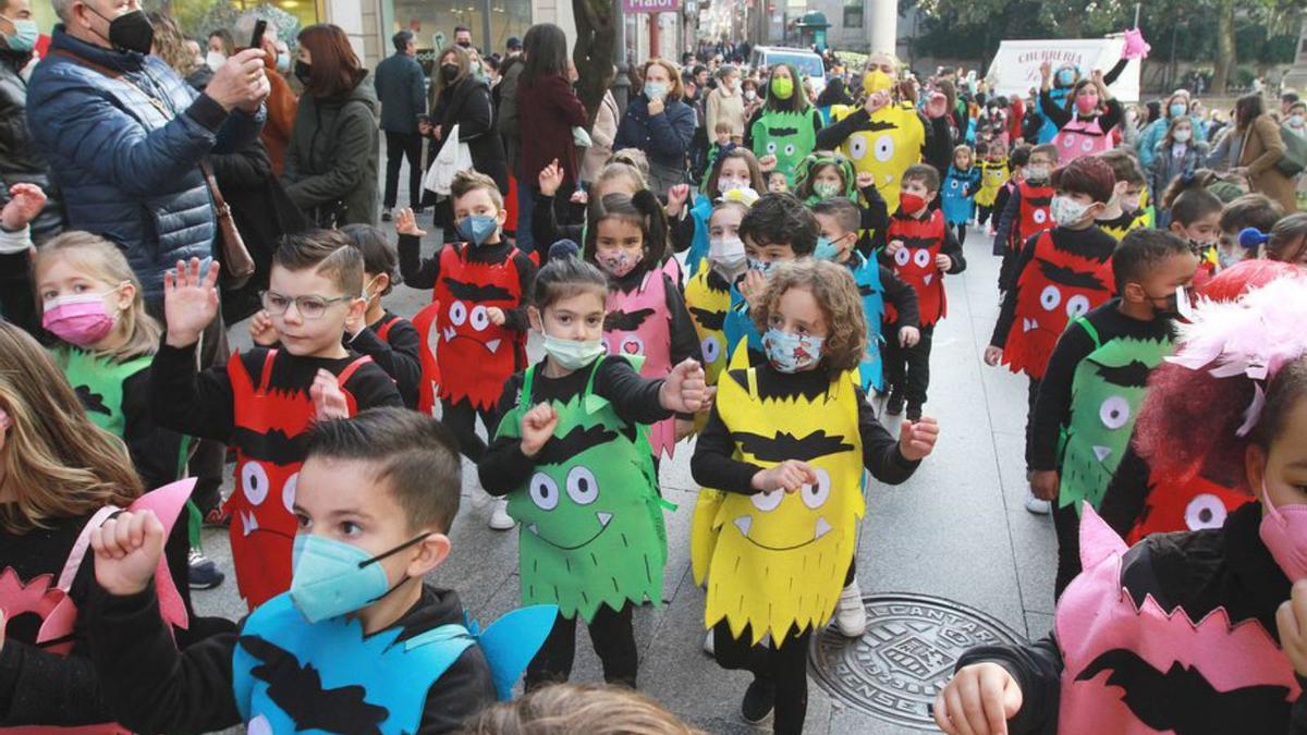 El desfile escolar vistió las calles de color. |   // IÑAKI OSORIO