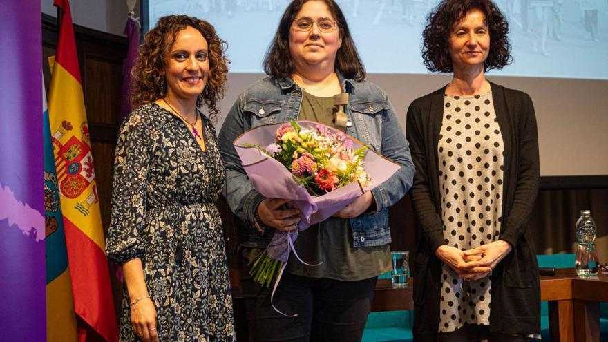 Miembros del IUEM con Miriam Rodríguez, una de las galardonadas. | ARTURO JIMÉNEZ