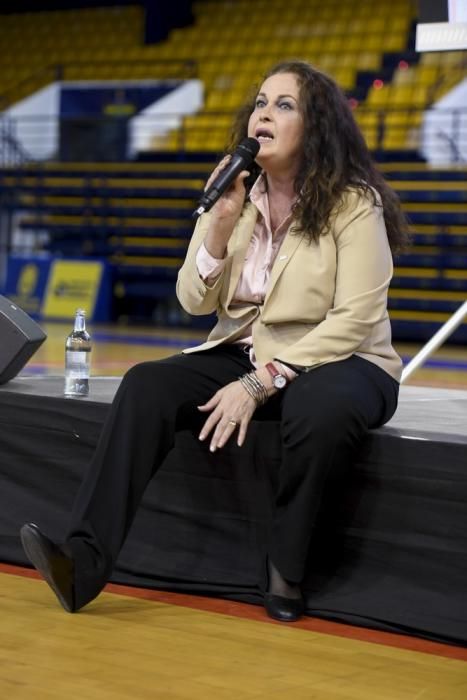 La diputada Carla Antonelli, con estudiantes de Secundaria en el Centro Insular de Deportes