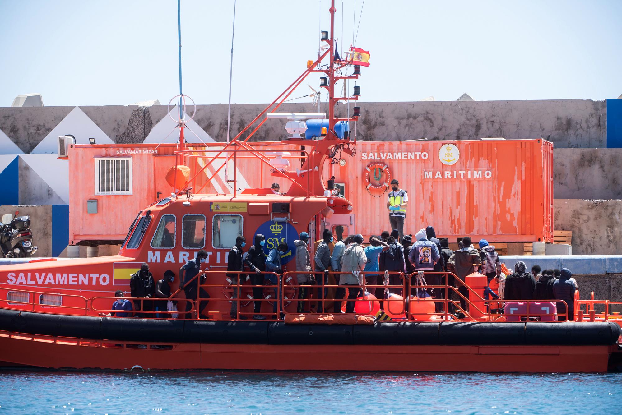 Trasladan a Fuerteventura a 46 migrantes de una patera con un pinchazo