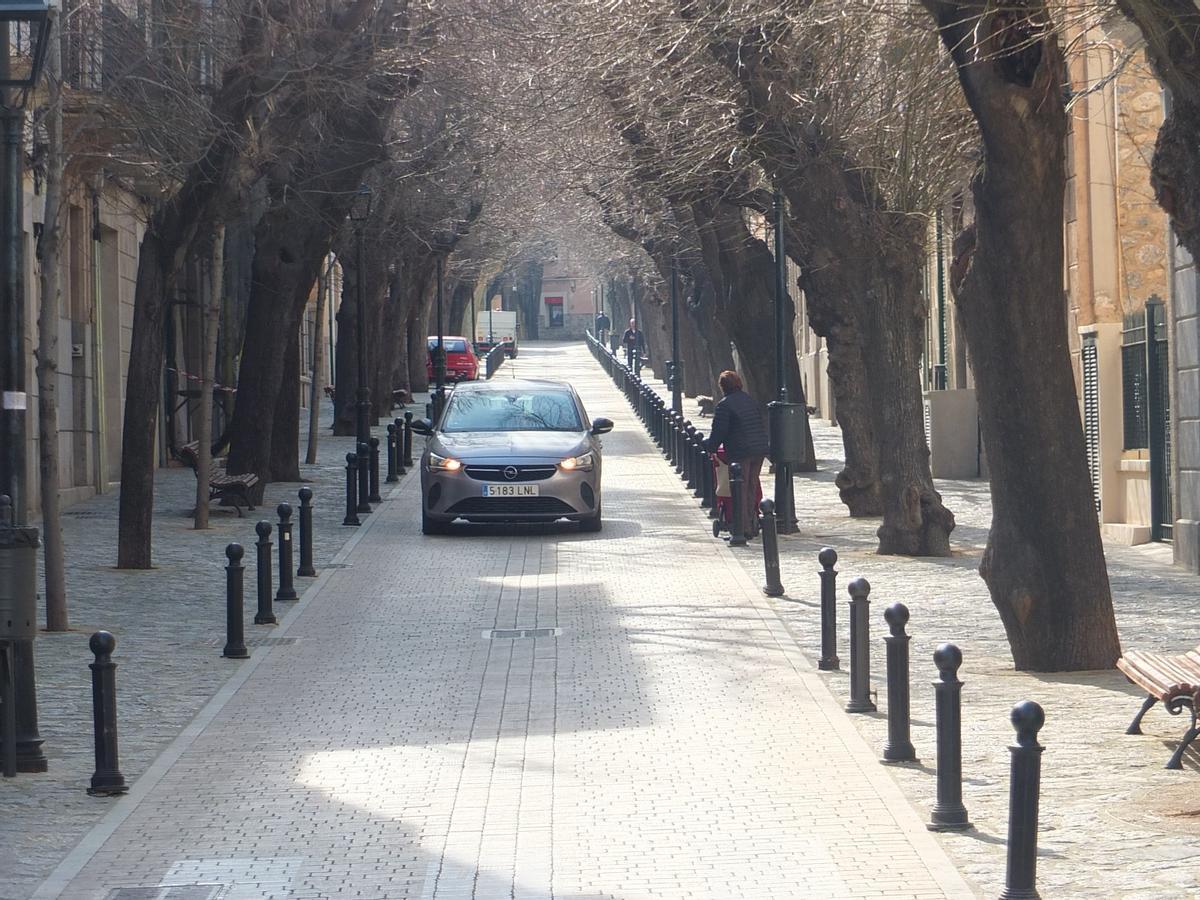 Un vehículo circula en dirección contraria en la Gran Via.