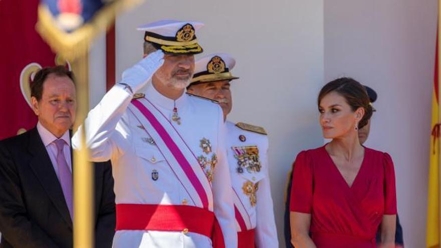 Los Reyes presiden el desfile de las Fuerzas Armadas en Sevilla