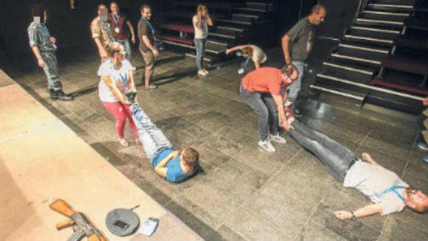 Uno de los simulacros organizados ayer en Las Cigarreras durante el curso de asistencia sanitaria en atentado terrorista.